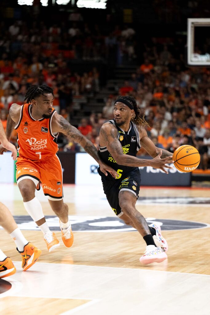 Dos jugadores compiten por el balón en un partido de baloncesto en La Fonteta.