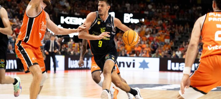 Jugador del Dreamland Gran Canaria driblando el balón en un partido contra el equipo rival.