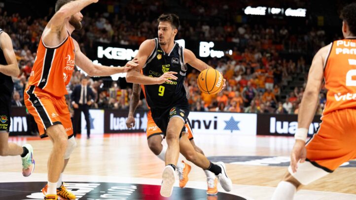 Jugador del Dreamland Gran Canaria driblando el balón en un partido contra el equipo rival.
