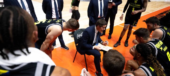 Jaka Lakovic explica tácticas a su equipo durante un tiempo muerto en un partido.