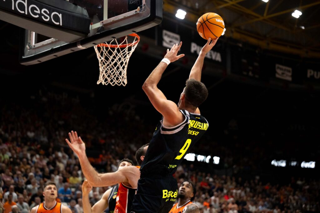 Jugador del Dreamland Gran Canaria lanzando a canasta durante un partido de playoff.