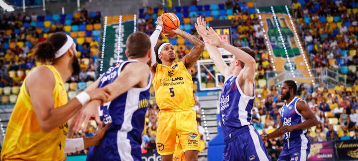 Joe Thomasson y George Conditt IV no seguirán en el Dreamland Gran Canaria",Jugador del Dreamland Gran Canaria lanza a canasta durante un partido de baloncesto.