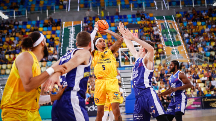 Joe Thomasson y George Conditt IV no seguirán en el Dreamland Gran Canaria",Jugador del Dreamland Gran Canaria lanza a canasta durante un partido de baloncesto.