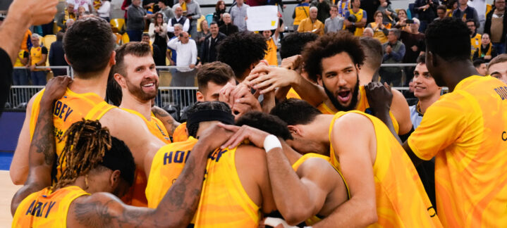 Jugadores del Dreamland Gran Canaria celebran en grupo tras un partido exitoso.