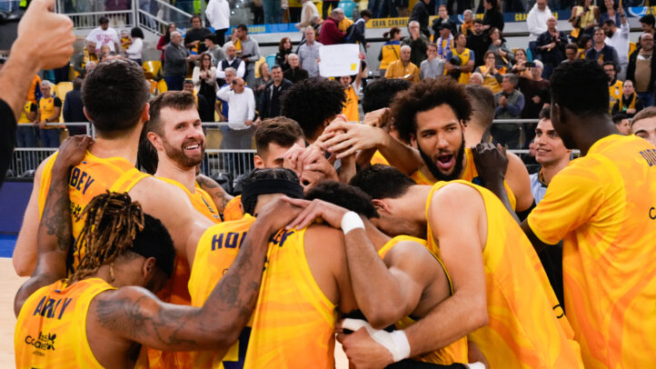Jugadores del Dreamland Gran Canaria celebran en grupo tras un partido exitoso.
