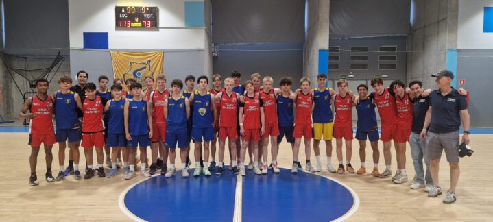 Jugadores del Club Baloncesto Gran Canaria y Täby Basket posando juntos en la cancha.