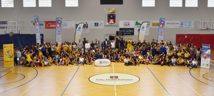 Cientos de participantes del I Encuentro Intercentros de Educación Especial en un polideportivo.