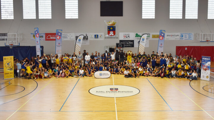 Cientos de participantes del I Encuentro Intercentros de Educación Especial en un polideportivo.