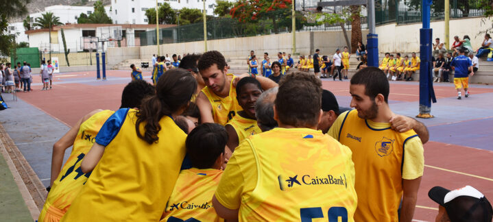 Jugadores del Club Baloncesto Gran Canaria en un huddle durante un evento de clausura.