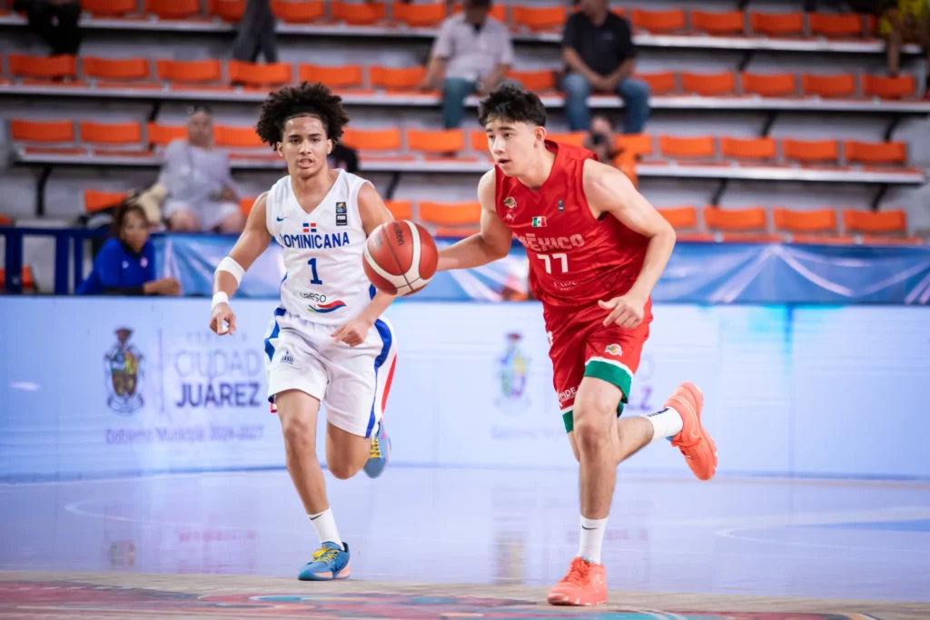 Cadetes en acción durante el partido de la FIBA Americup U16, con dos jugadores destacando.