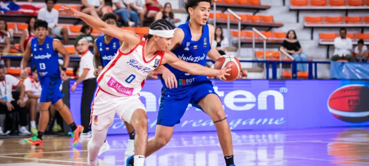 Cadetes compiten en la FIBA Americup U16, luchando por el balón en la cancha.