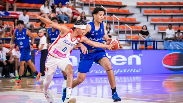 Cadetes compiten en la FIBA Americup U16, luchando por el balón en la cancha.