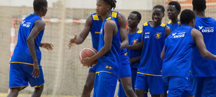 Grupo de jóvenes entrenando baloncesto en el Club Baloncesto Gran Canaria.