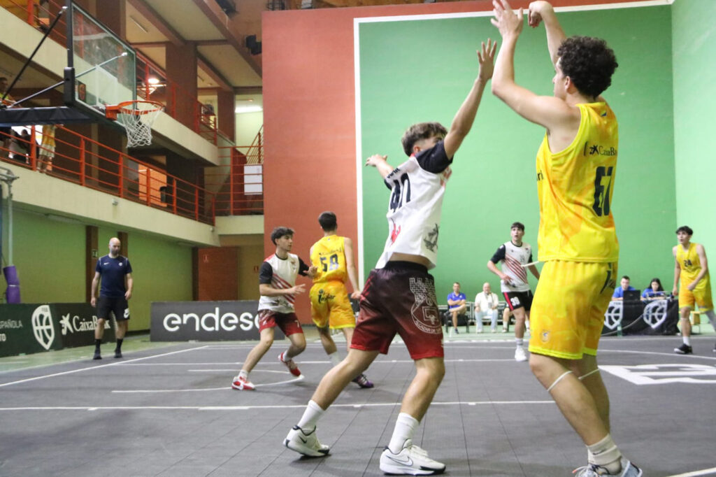 presente en el Campeonato de España U17 3x3",Jugadores compiten en el Campeonato de España U17 3x3 en una cancha interior.