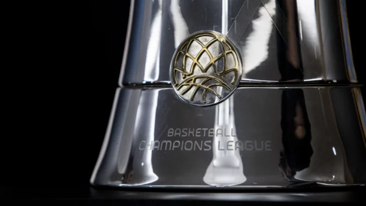 Trofeo de la Basketball Champions League con detalle del emblema y nombre grabado.