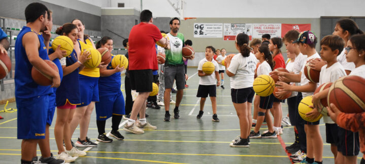 estrellas en la visita del CEIP María Muñoz Mayor de Agüimes",Jugadores del Proyecto Suma enseñan baloncesto a niños del CEIP María Muñoz Mayor.