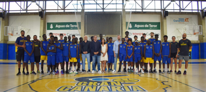 Grupo de jugadores y entrenadores del Club Baloncesto Gran Canaria en la cancha.
