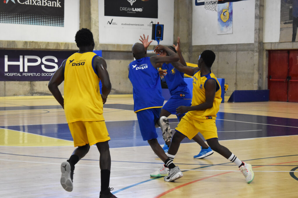 Jugadores del Club Baloncesto Gran Canaria entrenando en la cancha durante una jornada.