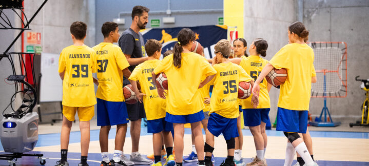 Grupo de jóvenes en un gimnasio, durante la II CBGC Summer Academy, con balones.