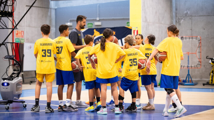 Grupo de jóvenes en un gimnasio, durante la II CBGC Summer Academy, con balones.