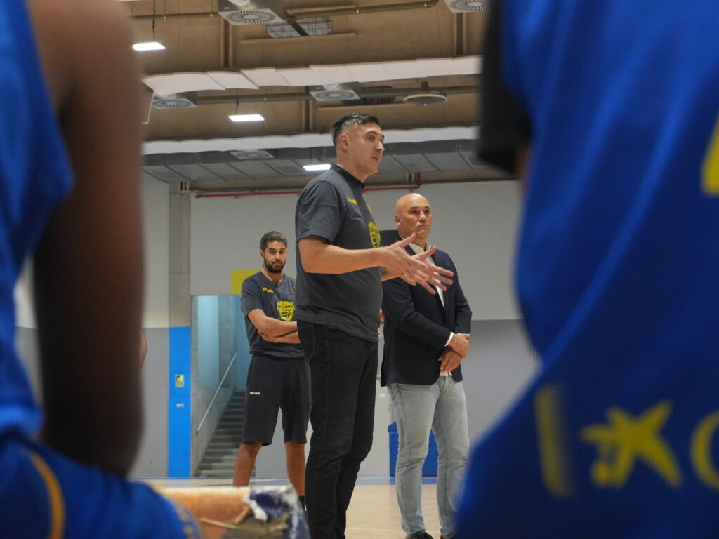  en la II CBGC Summer Academy: ""El crecimiento del club es espectacular""",Entrenadores y directivos discutiendo en la II CBGC Summer Academy.