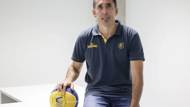 tras el sorteo de la BCL: ""Hay que estar muy atentos desde el principio para tratar de ser primeros""","Willy Villar sentado en una mesa con un balón de baloncesto, en un entorno luminoso.
