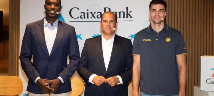 Tres hombres posan en un evento de CaixaBank relacionado con el CB Gran Canaria.