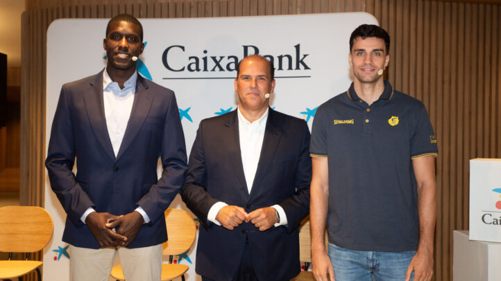 Tres hombres posan en un evento de CaixaBank relacionado con el CB Gran Canaria.