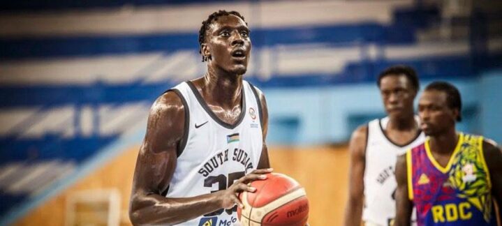 Jugador concentrado en el tiro libre con balón de baloncesto en acción.