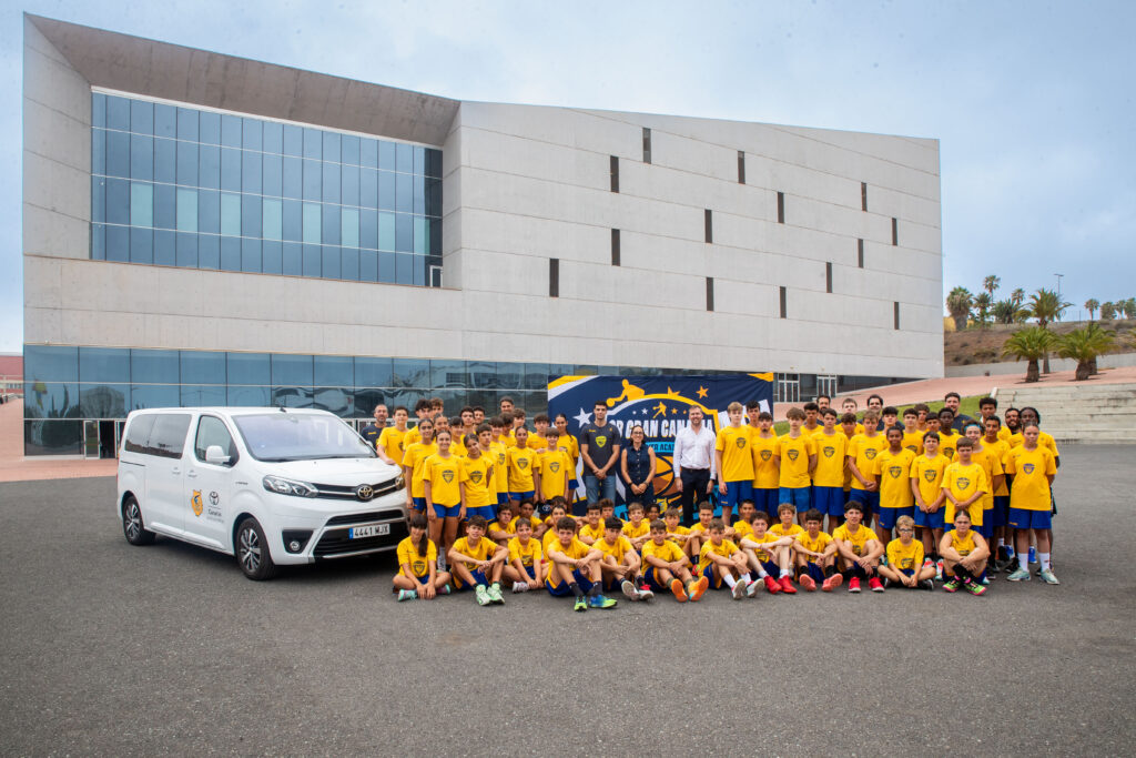 Grupo de jóvenes y entrenadores en la clausura de la II CBGC Summer Academy.
