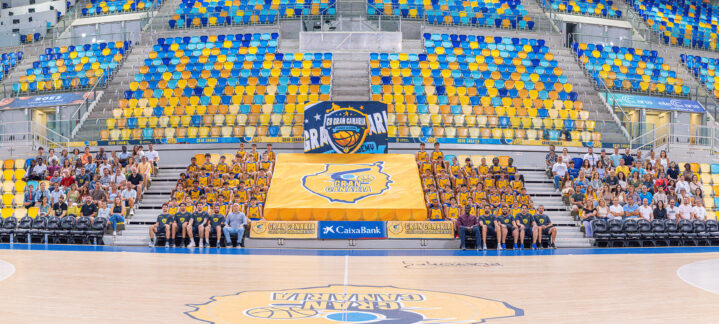 Clausura de la II CBGC Summer Academy con público y participantes en el Gran Canaria Arena.