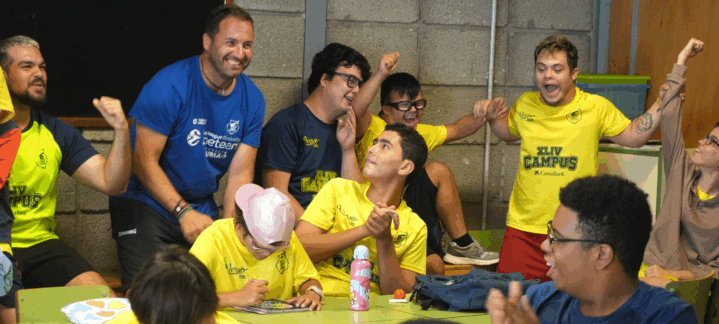 un campus ""no exclusivo""",Grupo de jóvenes disfrutando y celebrando en el XLIV Campus CaixaBank.