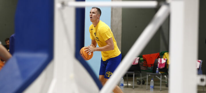 Jugador del Dreamland Gran Canaria entrenando con un balón de baloncesto.