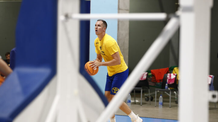 Jugador del Dreamland Gran Canaria entrenando con un balón de baloncesto.