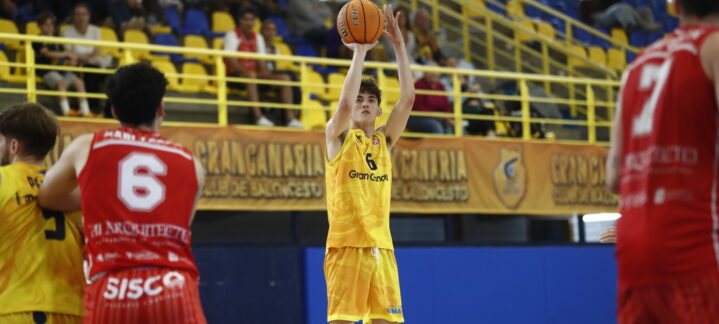 Jugador del Gran Canaria lanzando a canasta durante un partido de baloncesto.