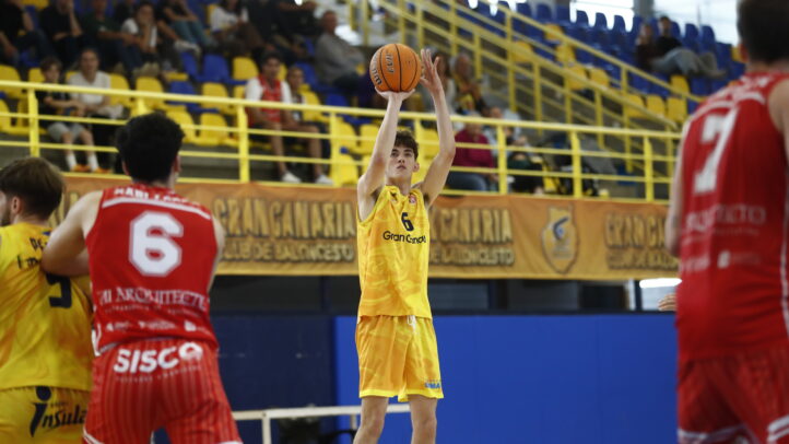 Jugador del Gran Canaria lanzando a canasta durante un partido de baloncesto.