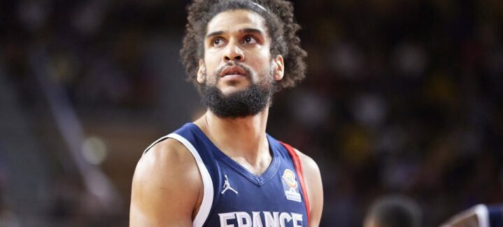 Jugador de baloncesto de Francia durante un partido, con expresión concentrada.
