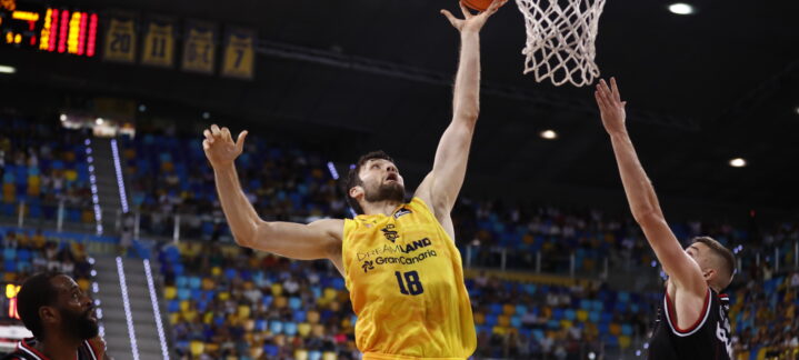 Jugador del CB Gran Canaria lanzando a canasta en medio de un partido.