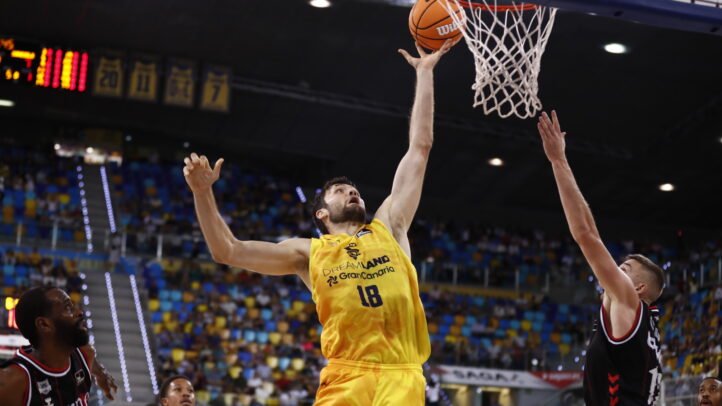 Jugador del CB Gran Canaria lanzando a canasta en medio de un partido.