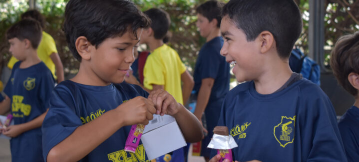 Niños disfrutando y sonriendo durante el cierre del campus de baloncesto.