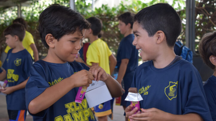 Niños disfrutando y sonriendo durante el cierre del campus de baloncesto.