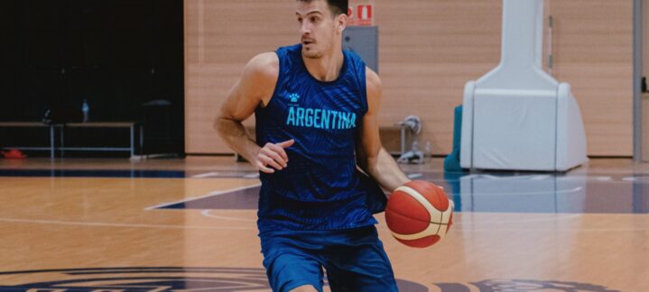 en la prelista de la selección argentina para preparar la próxima AmeriCup","Nico Brussino entrenando en la cancha con balón, vistiendo camiseta de Argentina.