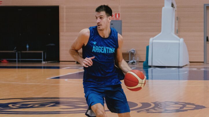 en la prelista de la selección argentina para preparar la próxima AmeriCup","Nico Brussino entrenando en la cancha con balón, vistiendo camiseta de Argentina.