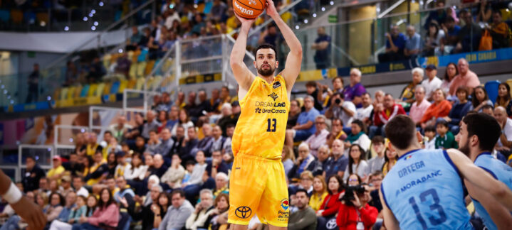 otro desafío en la pretemporada del Dreamland Gran Canaria",Jugador del Dreamland Gran Canaria lanzando a canasta en un partido con espectadores.