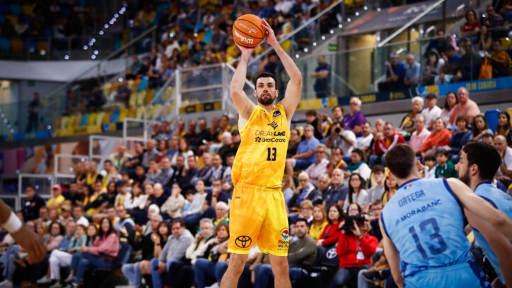 otro desafío en la pretemporada del Dreamland Gran Canaria",Jugador del Dreamland Gran Canaria lanzando a canasta en un partido con espectadores.