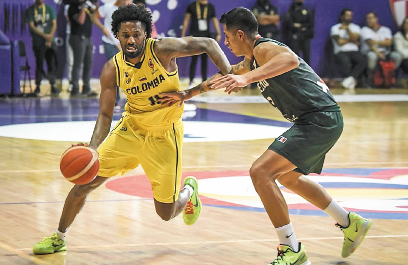  Braian Angola y Kur Kuath afrontan compromisos internacionales","Dos jugadores de baloncesto compiten en un partido, uno con camiseta amarilla y otro con verde.