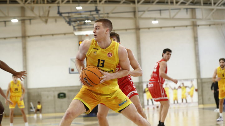 Jugador del Club Baloncesto Gran Canaria en acción durante un partido de baloncesto.