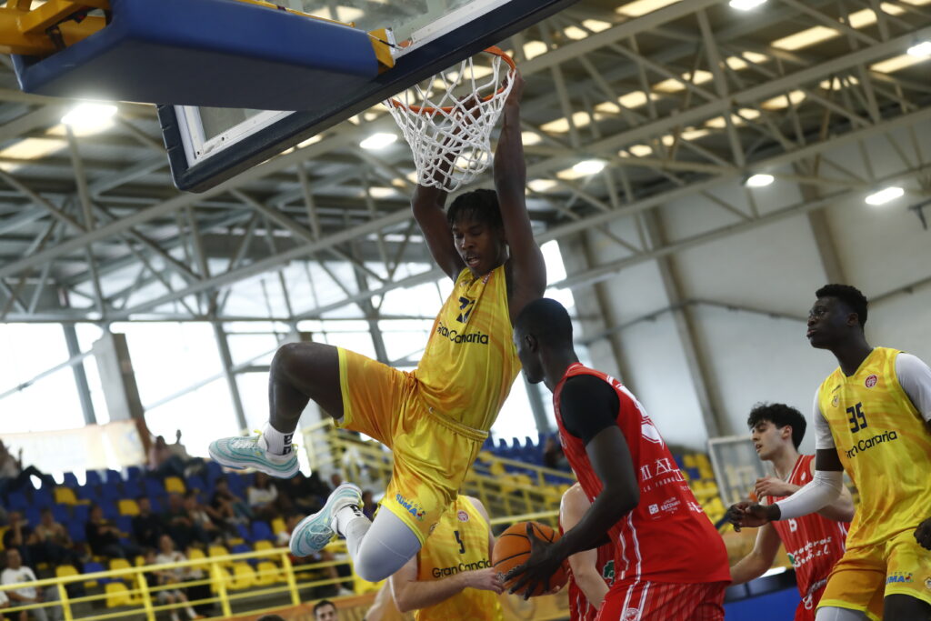 Jugador del Club Baloncesto Gran Canaria encesta durante un partido en el pabellón.
