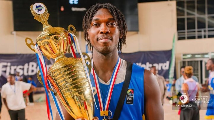 Jugador del CB Gran Canaria sostiene un trofeo, celebrando un triunfo en un evento.