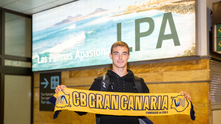 a su llegada: ""Estoy encantado de estar aquí""",Ziga Samar sostiene una bufanda del CB Gran Canaria en el aeropuerto de Las Palmas.
